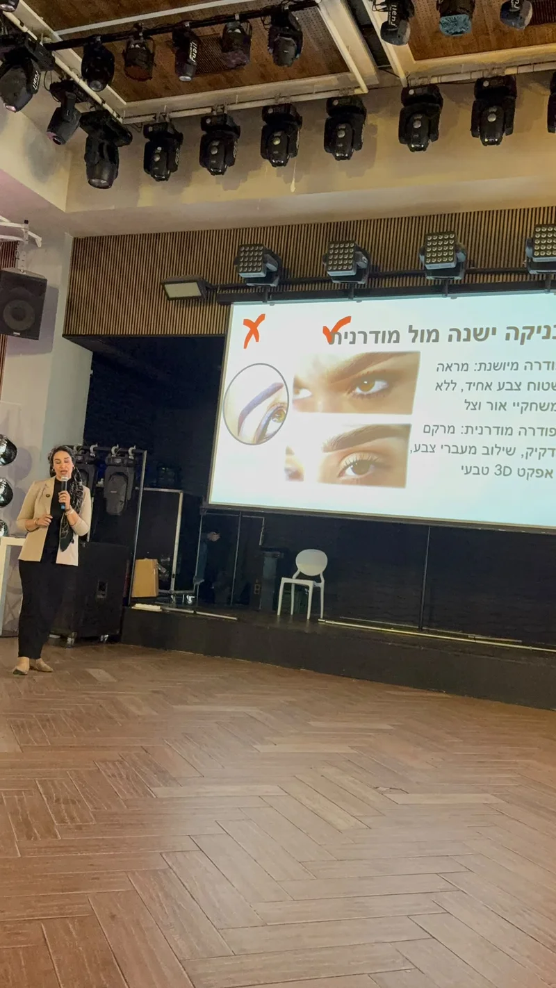 הרצאה מקצועית על במה בכנס הענף