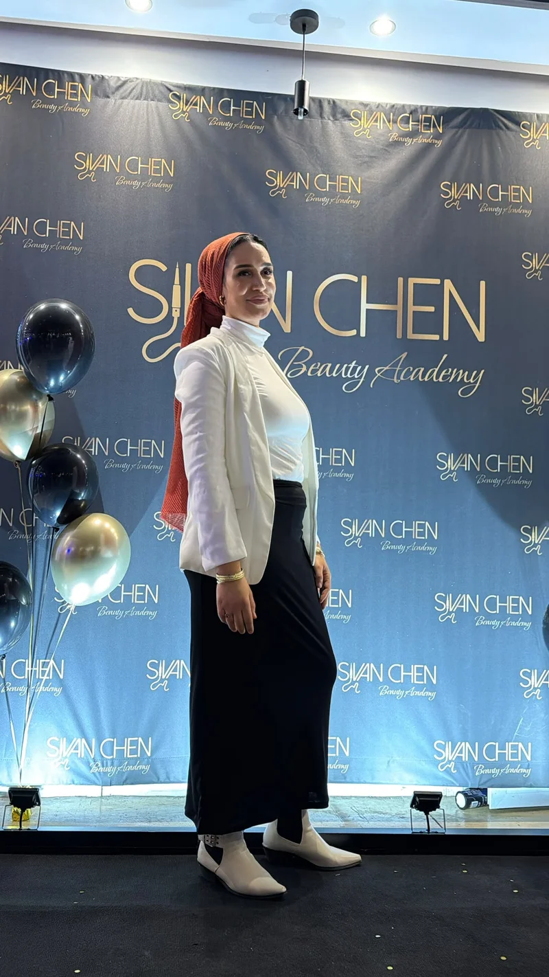 סיון חן על רקע מיתוג Sivan Chen Beauty Academy באירוע מקצועי בענף האיפור הקבוע